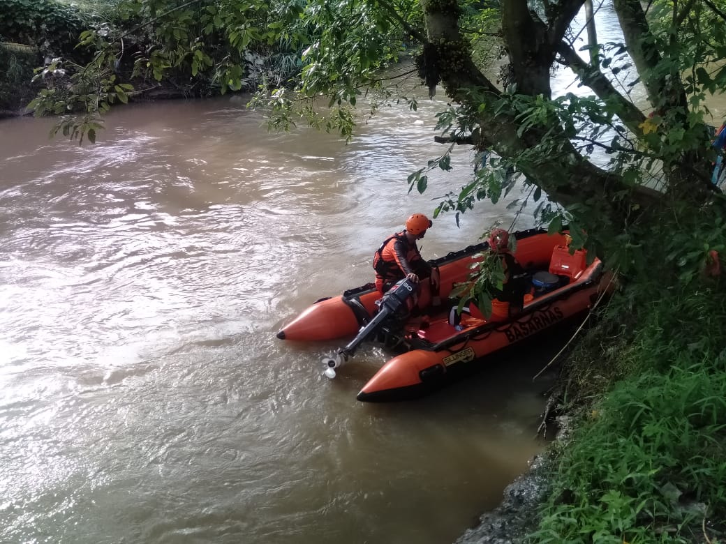 Basarnas terus melakukan pencarian anak hanyut di sungai tembung