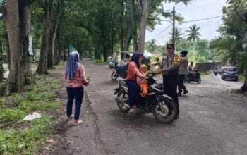 Polsek Secanggang Gelar Jumat Berkah dengan Bebagi Puluhan Nasi Kotak