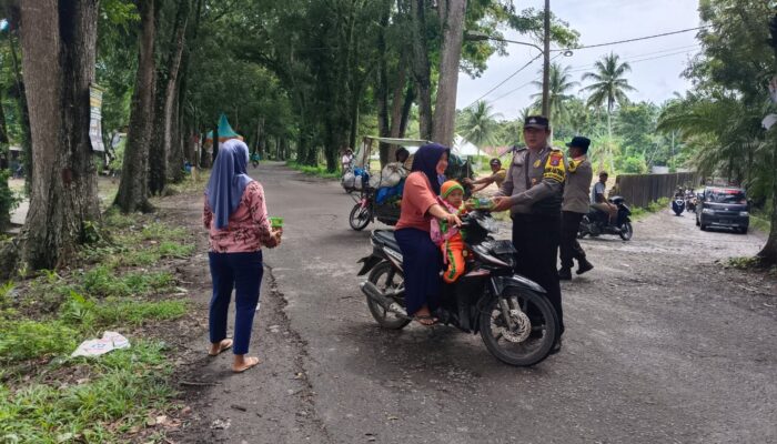 Polsek Secanggang Gelar Jumat Berkah dengan Bebagi Puluhan Nasi Kotak