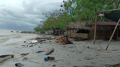 Tiga Rumah warga yang rusak akibat banjir rob di Pantailabu, Deli Serdang