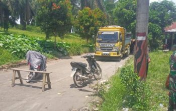 Puluhan Warga Desa Baru Titi Besi Blokir Truk Pengangkut Galian C di Galang