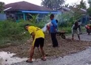 Jalan Berlobang Depan Mesjid Darussalam Sei Bilah, Butet Relawan BISA Timbun Jalan