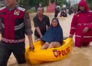 Tanggap Bencana Banjir, Personil Polresta Deli Serdang Lakukan Evakuasi dan Bantu Warga