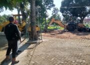 PT.LNK Kebun Gohor Lama Bongkar Miniatur Ka’bah di Halaman Mesjid Al-Ilhaam.