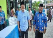 Jum’at Berkah : Pemerintah Kecamatan Percut Sei Tuan Bersama dr.Asri Ludin Tambunan Bagikan 500 Porsi Makanan