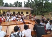 Kapolres Langkat Berikan Bantuan Sosial di SD Negeri  056427 Adnin Tengah Salapian