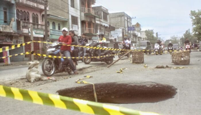 Lubang Besar Menganga di Jalan T.B Simatupang, Diduga Akibat Pemadatan Tanah yang Buruk