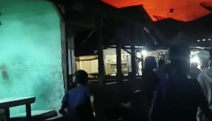 Sijago Merah Lalap Rumah warga di Keramat Kubah