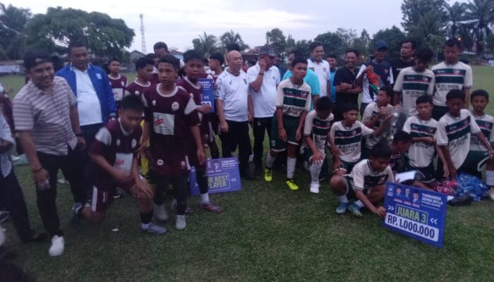SSB Bakrie Asahan Juara I Turnamen Sepak Bola U_14,Ir. Yahdi Khoir Harahap,MBA Berikan Maulana Sepatu Bola
