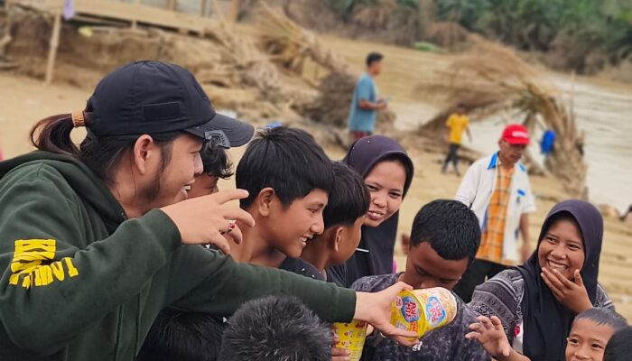 KOMDAM SUMUT Lakukan Trauma Healing di Desa Sekumur, Aceh Tamiang yang Rata Akibat Timbunan Kayu Banjir