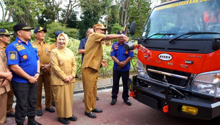 Syah Afandin Ajak ASN Fokus 30 Desa Wisata, Serahkan Santunan dan Damkar di Apel Gabungan