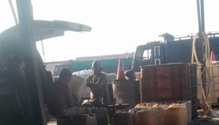 Diduga Kebal Hukum, Gudang Penimbunan BBM Beroperasi Siang dan Malam