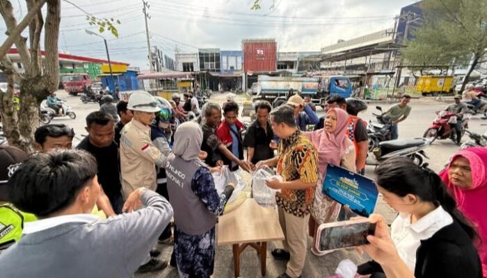 Pelindo Regional 1 Bagikan Takjil Gratis kepada Masyarakat Di Sekitar Pelabuhan