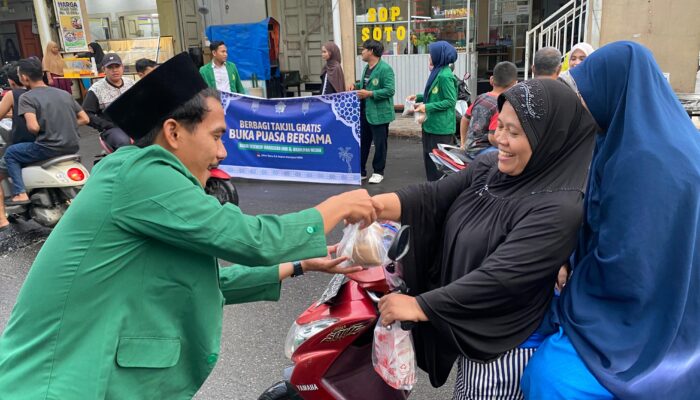 Wujudkan Kepedulian Ramadan, BEM UMN Al Washliyah Medan Berbagi Takjil dan Buka Puasa Bersama