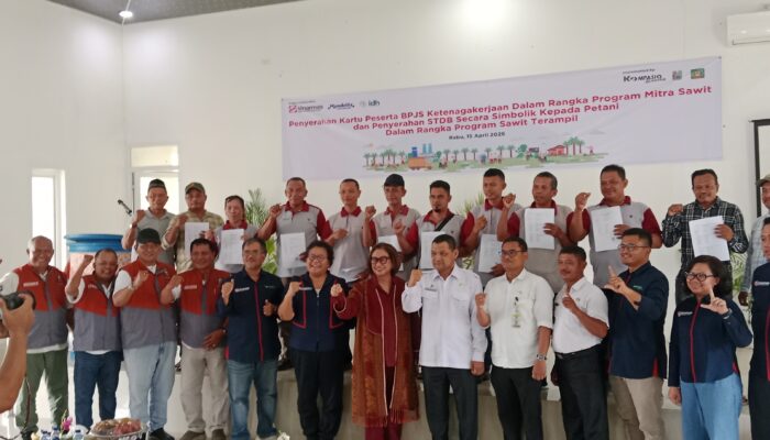 PT Amal Tani Berikan Kartu BPJS Ketenagakerjaan dan STDB Kepada Petani Pekebun Tanaman Sawit