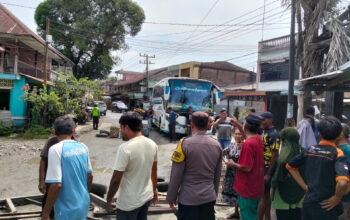 Kecewa Jalan Berlubang, Puluhan Warga Blokir Jalan Umum Binjai-Bukit Lawang