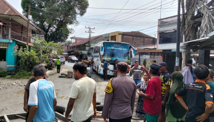 Kecewa Jalan Berlubang, Puluhan Warga Blokir Jalan Umum Binjai-Bukit Lawang