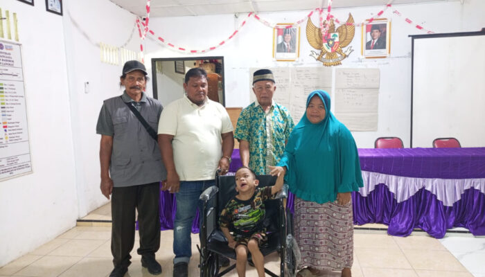 Warga Desa Timbang Jaya Penyandang Disabilitas Mendapatkan Bantuan Kursi Roda Dan Tongkat
