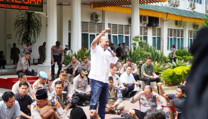 Bupati Syah Afandin Duduk Bersama Massa Aksi May Day, Tegaskan Komitmen Bela Hak Buruh