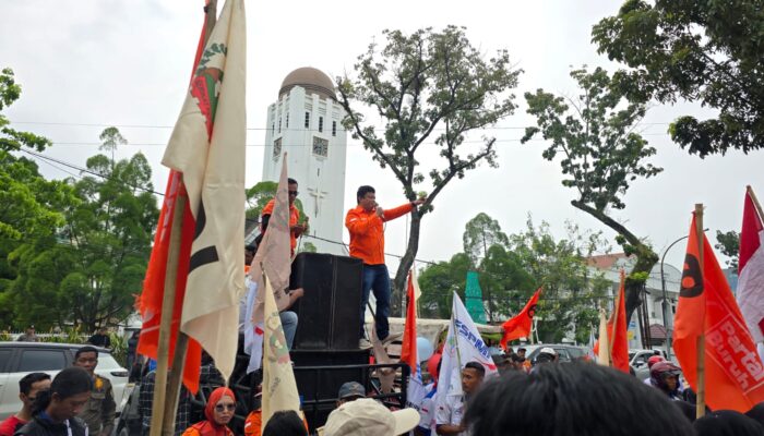 Ribuan Massa Partai Buruh Kepung Kantor Gubsu, Tuntut Reforma Agraria hingga Solusi PHK Massal