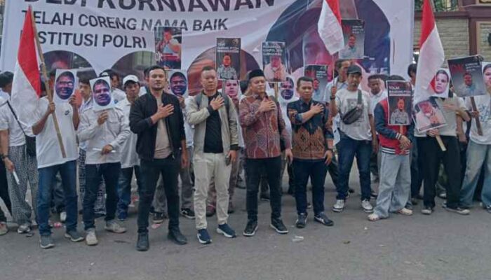 Tuntut Kapolri Tolak Banding Kompol Dedi Kurniawan, Ratusan Massa AMPP Demo Mabes Polri