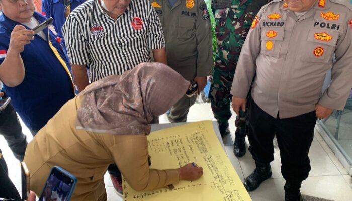 Kapolsek Medan Labuhan Pimpin Pengamanan Aksi Unjuk Rasa Damai Di Desa Manunggal