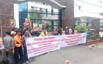 Disambut Perwakilan Kejatisu, Puluhan Massa Minta Periksa Hotbinson Damanik dan Mhd Ali Damanik Atas Dugaan Korupsi di PUTR Simalungun