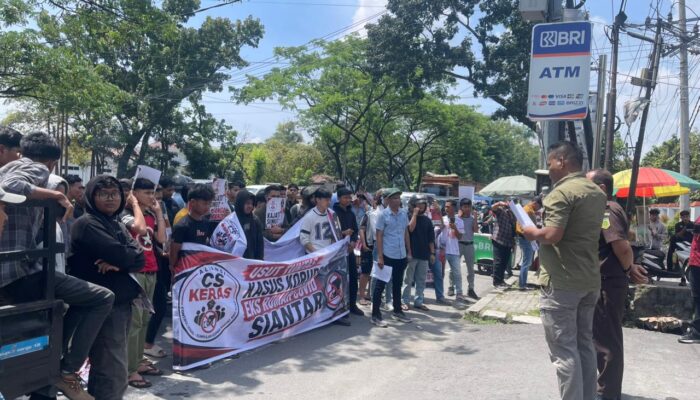 Tuntut Pengusutan Gurita Korupsi Pematangsiantar, Aliansi CS KERAS Serbu Kejati Sumut dan Bakar Foto Wali Kota