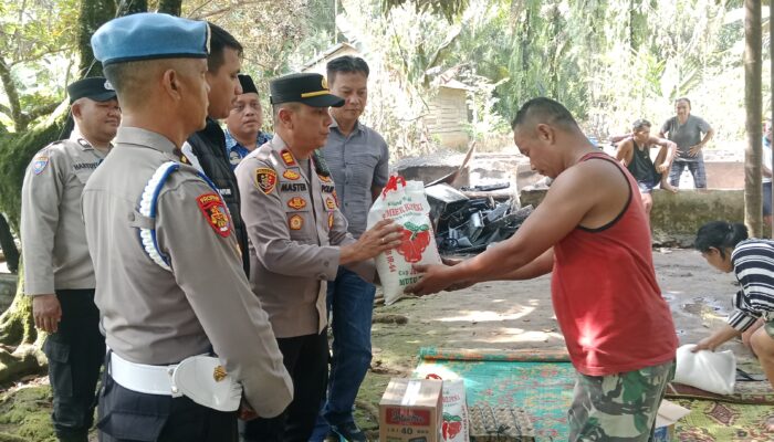 Wujudkan Kepedulian, Polsek Salapian Berikan Bantuan Kepada Korban Kebakaran