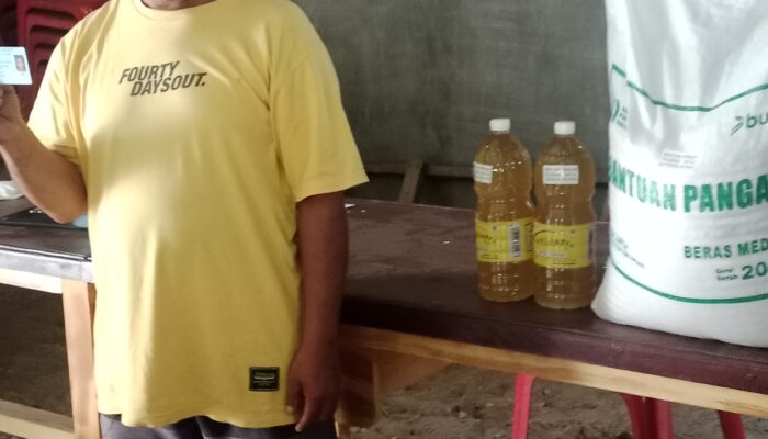Pemerintah Desa Simpang Pulo Rambung Salurkan Bantuan Pangan Beras dan Minyak Goreng
