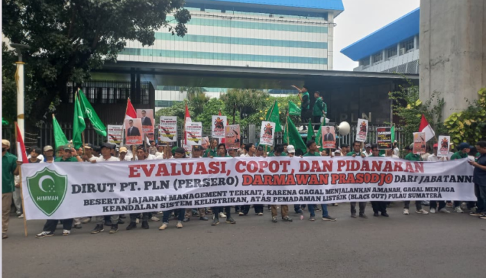 Unjuk Rasa di Kantor Pusat PLN, Massa HIMMAH Tuntut Ganti Rugi Imbas Lumpuhnya Listrik Sumatera