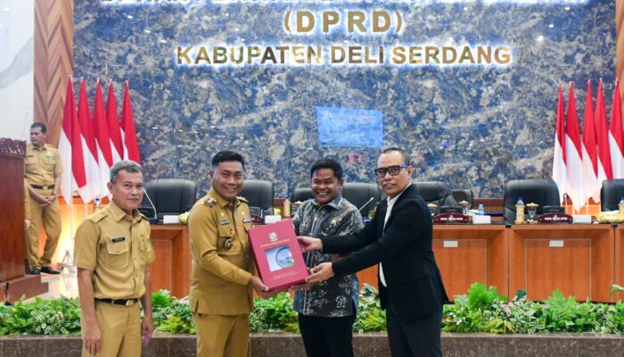 Lom Lom Suwondo Sampaikan Penjelasan Bupati Atas Ranperda Pertanggungjawaban APBD 2025