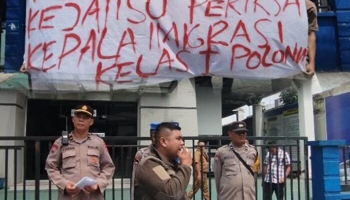 Dugaan KKN dan Pungli Paspor, Massa PAJAK Gelar Aksi Unjuk Rasa di Kantor Imigrasi Polonia Medan