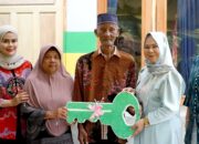 Plt. Bupati Langkat Tiorita Serahkan Kunci Rumah Layak Huni untuk Warga Pematang Serai