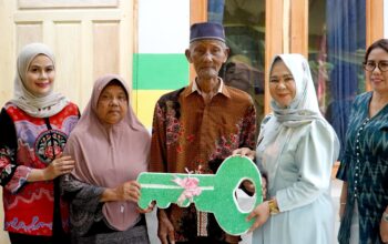 Plt. Bupati Langkat Tiorita Serahkan Kunci Rumah Layak Huni untuk Warga Pematang Serai
