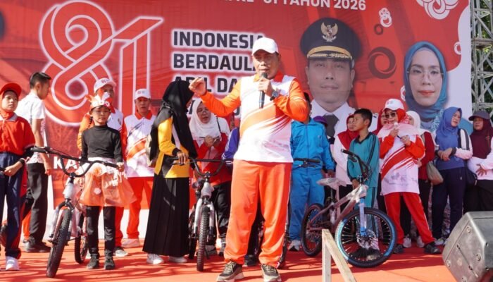 Wakil Bupati Lepas Gerak Jalan Beregu Semarak HUT Ke-81 Kemerdekaan RI