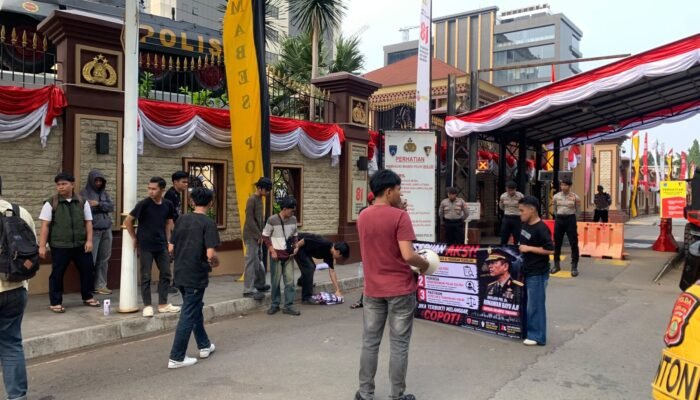 Geruduk Mabes Polri, Massa Soroti Tersangka Ruksamin Belum Ditahan, Desak Kapolda dan Dirreskrimum Polda Sultra Dicopot 