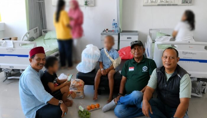 Mewakili Ketum Komnas PA, LPA Deli Serdang Jenguk Anak Korban Kekerasan Asal Dairi di RS Haji Medan