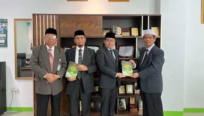 Rektor Universitas Al Washliyah Medan Serahkan Buku “Kader Ulama” Kepada Ketua BAZNAS Sumut dan H.Zulkifli Sitorus Dalam Rangka Silaturahmi Bersama