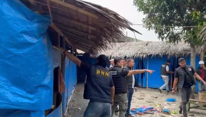 Komitmen Berantas Narkoba: Polres Binjai Bongkar dan Bakar Barak Diduga Jadi Sarang Narkoba, Bong dan Alat Isap Sabu Diamankan 