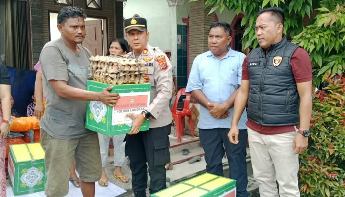 Polsek Salapian Berikan Bantuan Kepada Korban Kebakaran