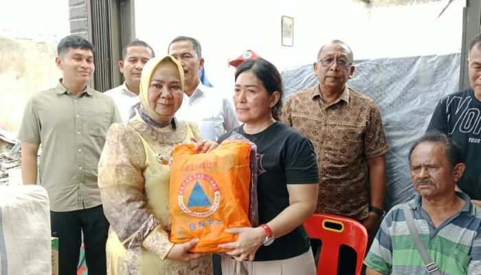 Plt Bupati Tiorita Sambangi Korban Kebakaran, Empat Rumah Hangus di Salapian dan Bantu Korban Kebakaran